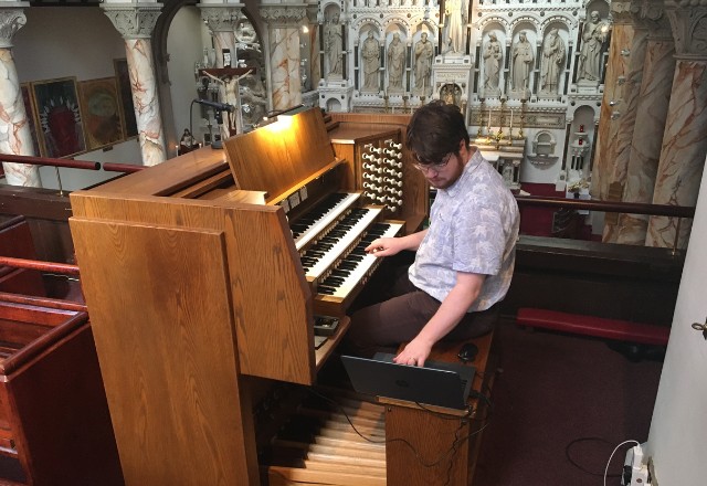 Cassian voicing the organ